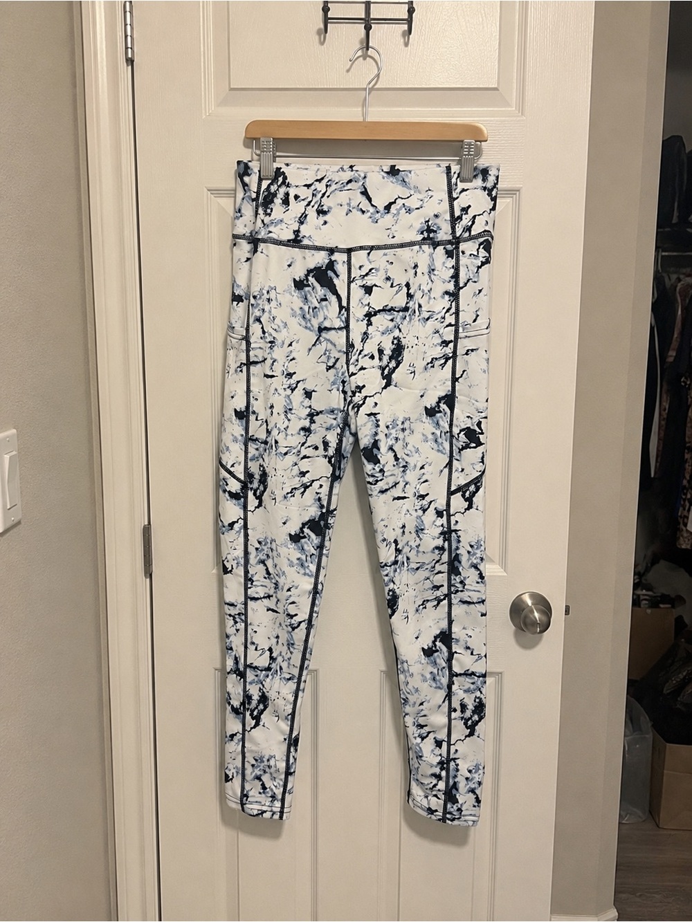 🆕 BRAND NEW White & Navy Marble Athletic Leggings